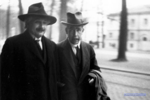 albert_einstein_1930_niels_bohr_by_paul_ehrenfest-1